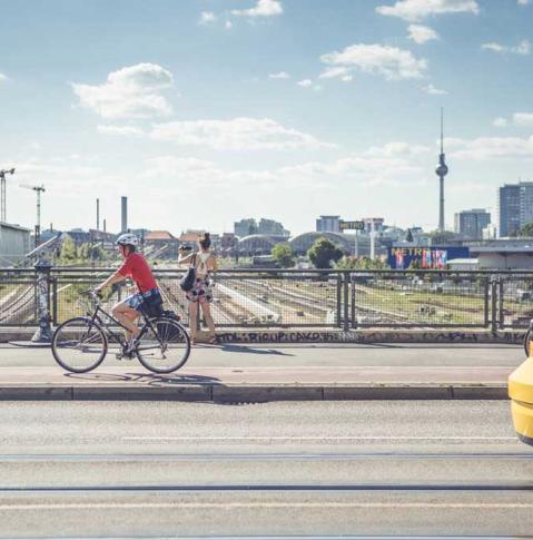 Tram und Radfahrer auf der Warschauer Brücke in Berlin