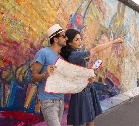 Couple à l'East Side Gallery à Berlin