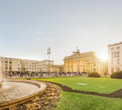 Brandenburger Tor mit Pariser Platz im Sommer