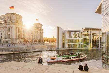 Spreeufer im Regierungsviertel in Berlin