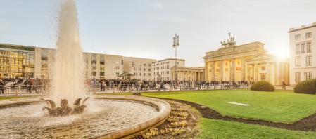 Brandenburger Tor Brandenburger Tor mit Pariser Platz im Sommer