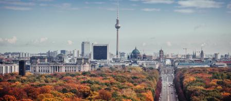 Herbstliche Berlin Skyline hinter dem Tiergarten