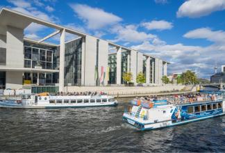Stern und Kreis Ausflugsschiff auf der Spree