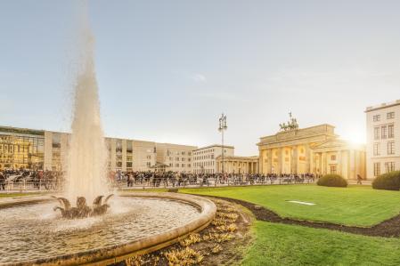 Blick auf den Pariser Platz und das Brandenburger Tor im Frühling