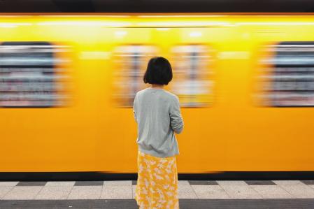 Donna che guarda la U-Bahn di Berlino in movimento