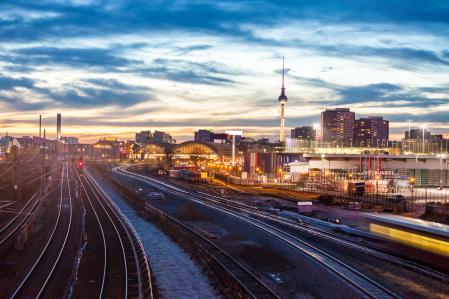 Berlin Skyline mit Bahnhof in der Dämmerung