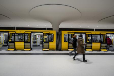 U-Bahn an der Bahnhof Rotes Rathaus in Berlin
