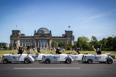 Hotrod Tour vor dem Berliner Reichstag