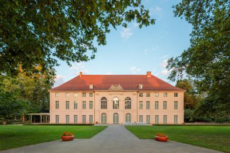 Berlin, Schlossgarten Schönhausen, frontale Ansicht aus dem Garten zum Schloss, mit Gesellschaftsterrasse.