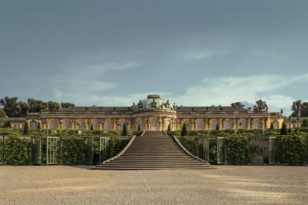 Potsdam, Schloss Sanssouci, Blick auf die Terrassenanlage mit Fontainenbecken.