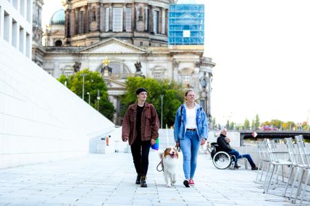 Zwei Frauen gehen neben Humboldtforum spazieren