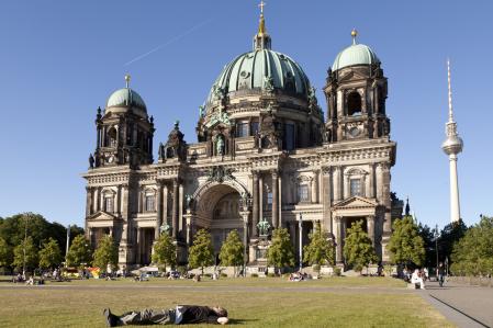 Cathédrale de Berlin avec la tour de télévision en arrière-plan