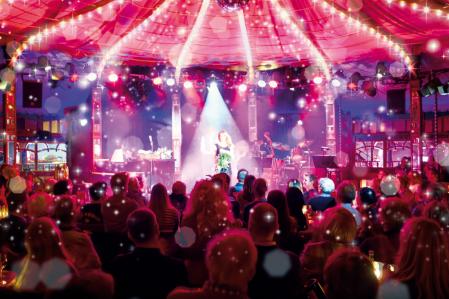 Publikum schaut eine Show in der Bar Jeder Vernunft an 