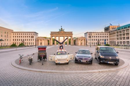 Eastsideseeing Fahrzeuge vor dem Brandenburger Tor in Berlin