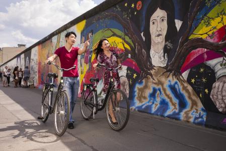 Paar spaziert an der East Side Gallery