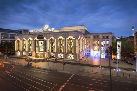 Il Friedrichstadtpalast di notte