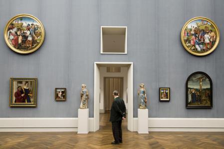 un hombre admira los cuadros de la pinacoteca