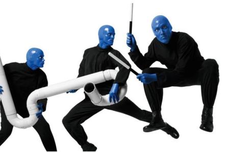 drei blaue Menschen halten ein Rohr
