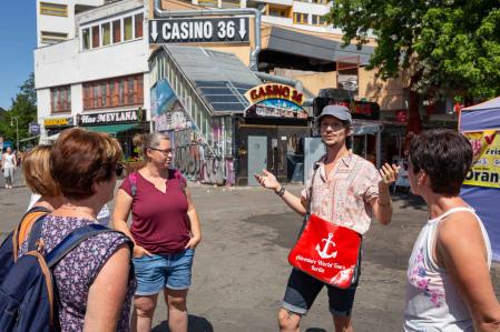Ein Guide von Adventure World Tours zeigt einer Gruppe den Kotti