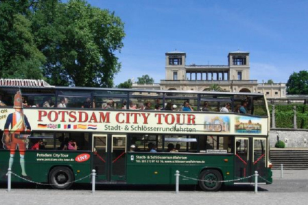 Doppeldecker vor Orangerie Potsdam
