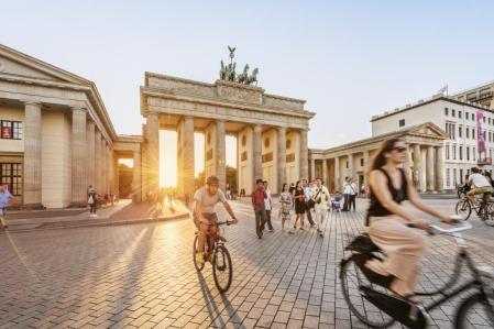Brandenburger Tor mit Radfahrern