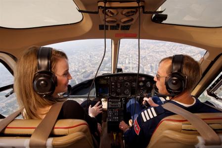 Air Service Berlin, Mann und Frau beim Helikopterrundflug