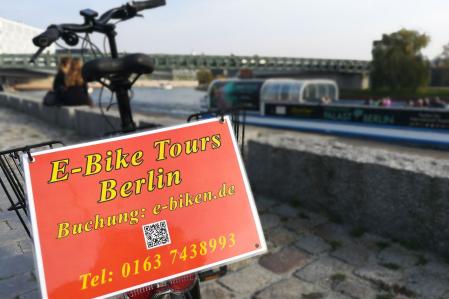 E-Bike Rad vor Spree