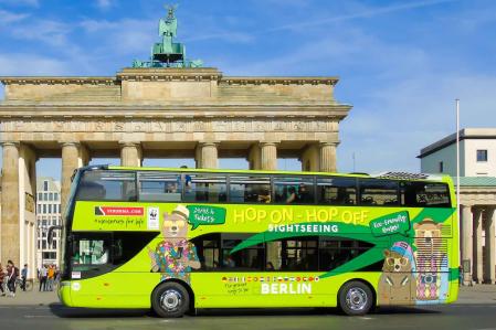 Stromma Hop-on Hop-off Stadtrundfahrt-Bus vor dem Brandenburger Tor in Berlin