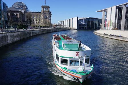 Schiff Wappen von Spandau der Reederei Lüdicke im Berliner Regierungsviertel