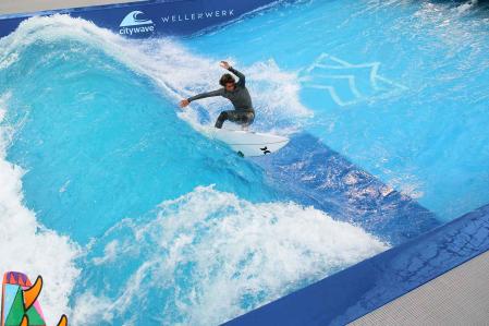 Surfer auf einer künstlich erzeugten Welle im Wellenwerk